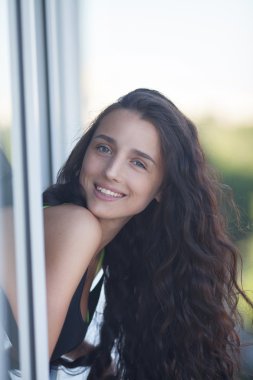 genç kadın portre üzerinde beyaz.