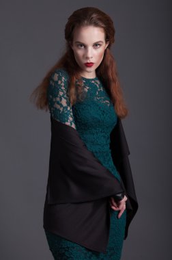 moda model gri arka plan üzerinde