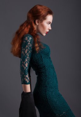 moda model gri arka plan üzerinde