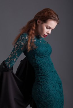 moda model gri arka plan üzerinde