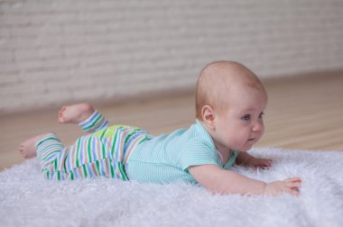 Onun odasında halı üzerinde tarama bebek portresi