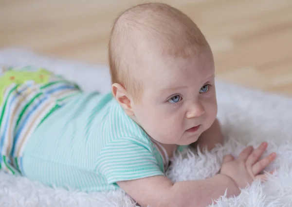 Porträt eines krabbelnden Babys auf dem Teppich in seinem Zimmer — Stockfoto