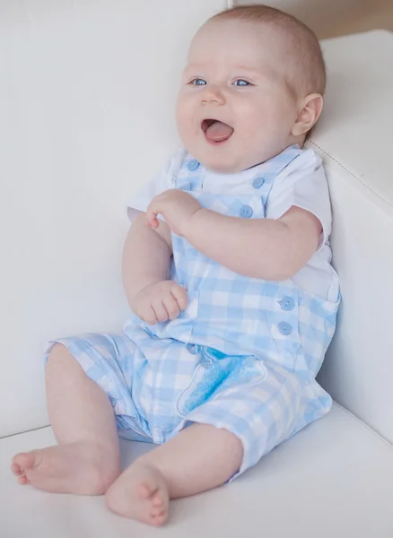 Retrato de um menino de três meses na cama — Fotografia de Stock