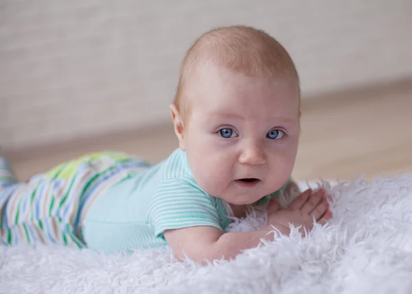 Портрет ползающего ребенка на ковре в его комнате — стоковое фото