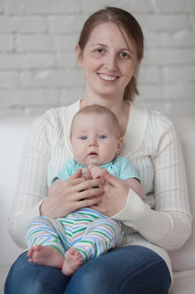 Mère heureuse et bébé — Photo