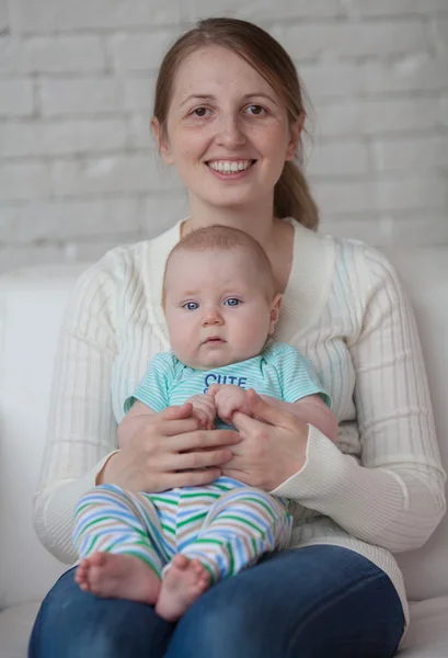 Mère heureuse et bébé — Photo