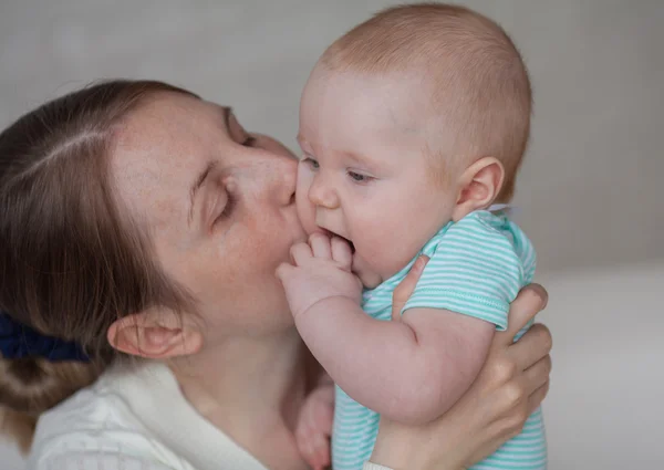 Mère heureuse et bébé — Photo