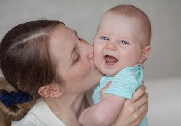 Feliz madre y bebé —  Fotos de Stock
