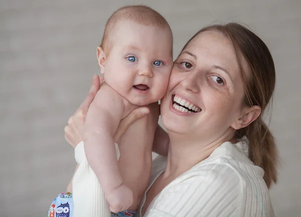 Mutlu anne ve bebek — Stok fotoğraf