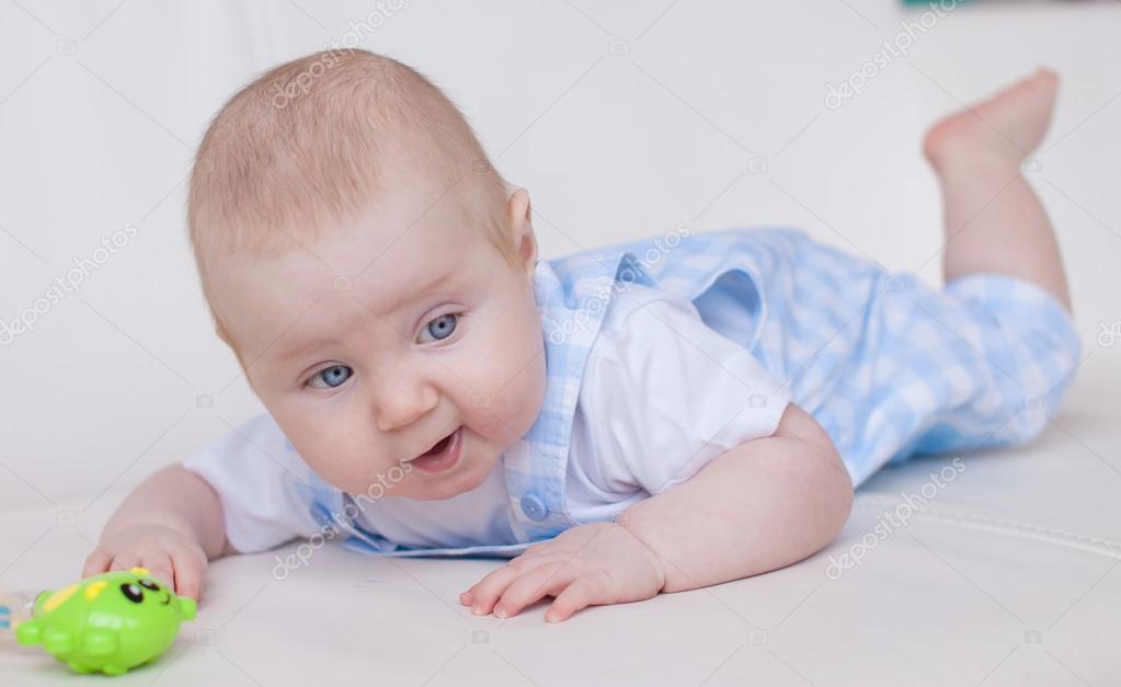 Portrait D Un Bebe Garcon De Trois Mois Sur Le Lit Image Libre De Droit Par Lashkhidzetim C Portrait D Un Bebe Garcon De Trois Mois Sur Le Lit Image Libre De Droit Par Lashkhidzetim C