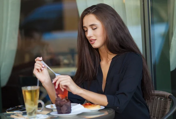 Retrato de morena sexy en la cafetería — Foto de Stock