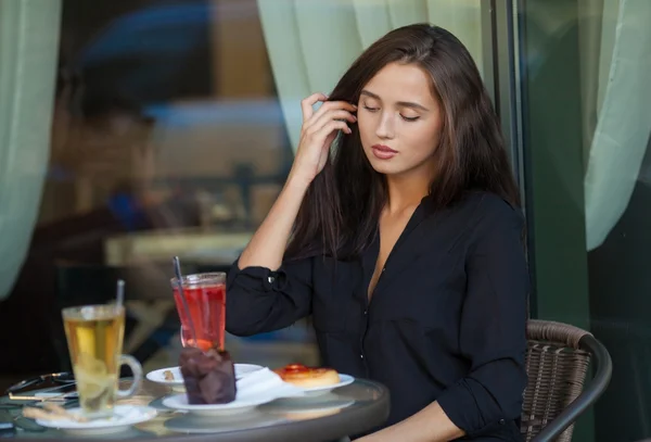 Retrato de morena sexy en la cafetería —  Fotos de Stock