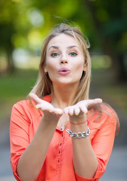 Glücklich lächelnde Frau im Freien — Stockfoto