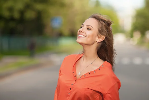 Felice donna sorridente all'aperto — Foto Stock