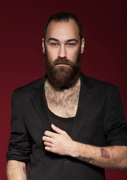 Portrait de mode studio. Portrait d'homme barbu tatoué — Photo