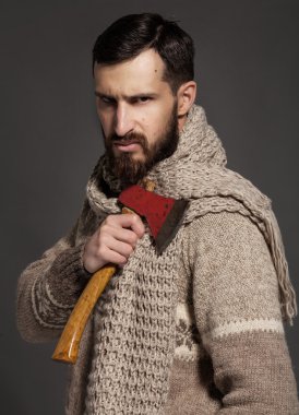 Gri arka planda baltalı sakallı adam.