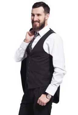 Beyaz arka plan üzerinde genç sakallı işadamının yakın portresi