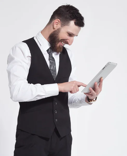 Портрет бородатого бізнесмена, який використовує планшет. На білому тлі . — стокове фото