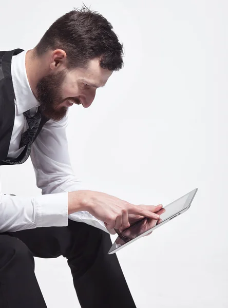 Retrato de un hombre de negocios barbudo usando una tableta. Sobre fondo blanco . — Foto de Stock