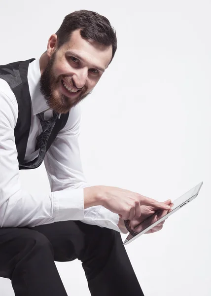 Портрет бородатого бізнесмена, який використовує планшет. На білому тлі . — стокове фото
