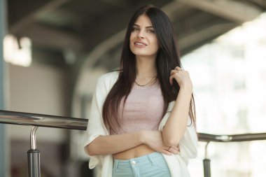 sağlıklı uzun saçlı esmer kadın