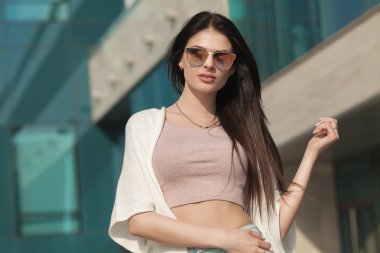 Seksi esmer kadın açık