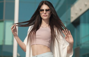 Seksi esmer kadın açık