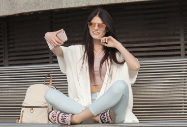  güzel genç esmer moda model açık poz