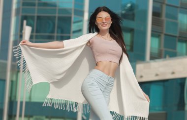 Seksi esmer model açık poz