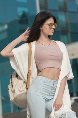 Seksi esmer model açık poz