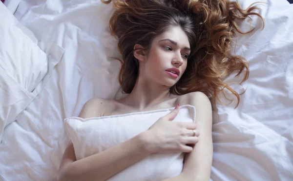 Mulher bonita em roupão de banho branco no quarto em casa — Fotografia de Stock