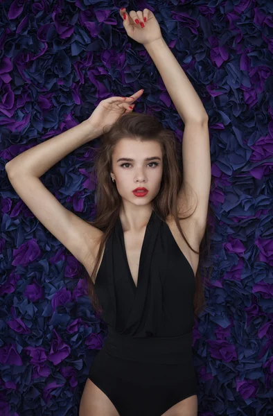 Портрет сексуальной модели девушки на фиолетовом. Красивая дама в элегантном черном белье Брюнетка с привлекательными ягодицами . — стоковое фото