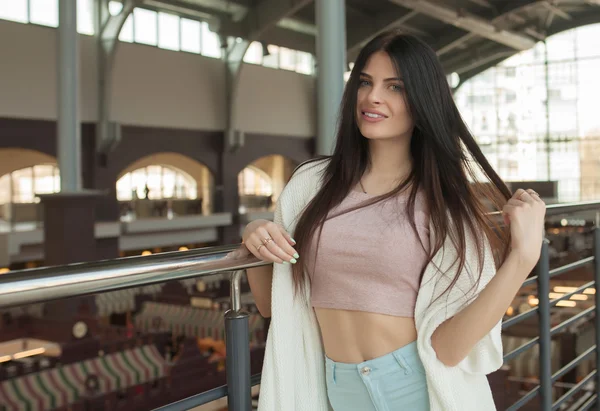 Brunette woman with long healthy hair — Stock Photo, Image