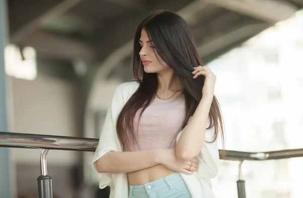 Morena mujer con pelo largo y saludable — Foto de Stock