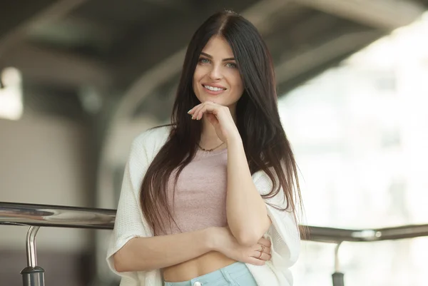 Brünette Frau mit langen gesunden Haaren — Stockfoto