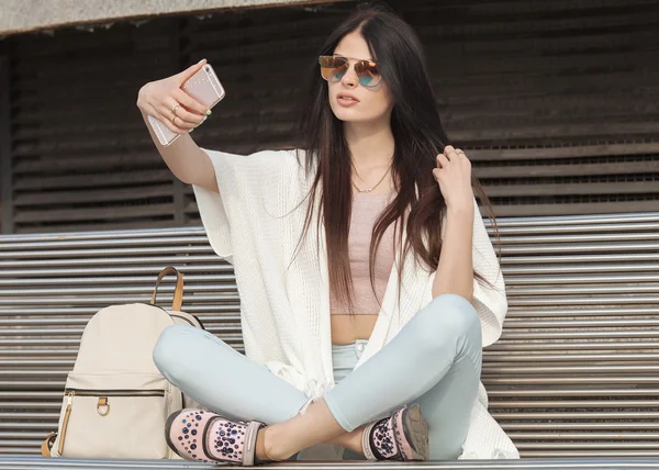 Bela jovem morena modelo de moda posando ao ar livre — Fotografia de Stock