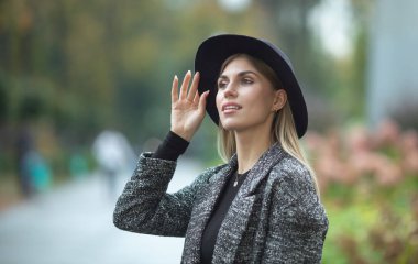 Sokakta yürüyen mutlu genç bir kadının portresi..