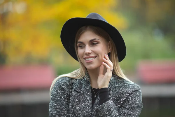 Portrait Young Happy Woman Walking Street — Stock Photo, Image