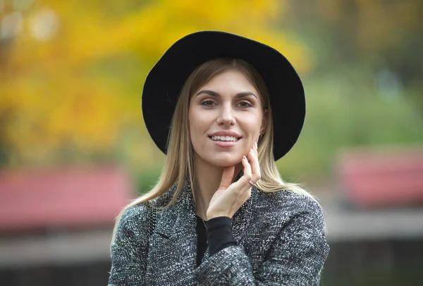 Portrait Young Happy Woman Walking Street — Stock Photo, Image