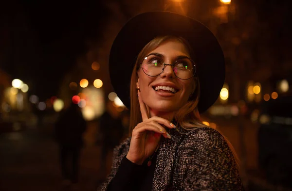 Joven Mujer Moda Caminando Por Calle Ciudad Por Noche — Foto de Stock