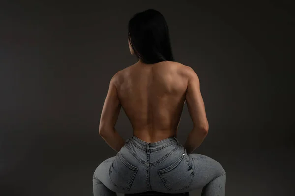 Sexy Ajuste Morena Jeans Sentado Cadeira Mostrando Fortes Músculos Das — Fotografia de Stock