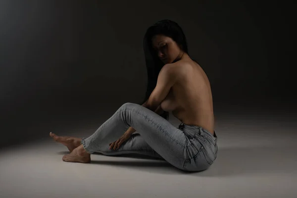 Sexy Shirtless Brunette Woman Wearing Jeans Posing Sitting Studio Floor — Stock Photo, Image