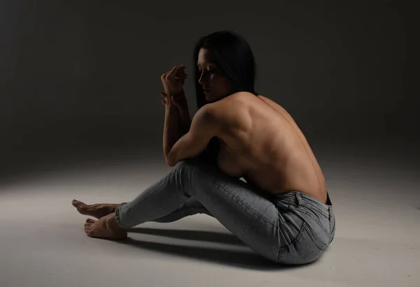 Sexy Shirtless Brunette Woman Wearing Jeans Posing Sitting Studio Floor — Stock Photo, Image