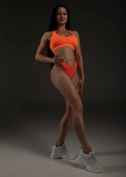 Brunett Passform Kvinna Orange Underkläder — Stockfoto