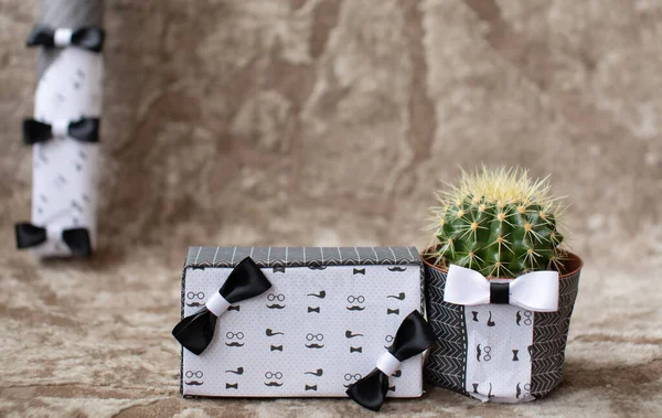 Acogedora Composición Festiva Con Regalos Cactus Sobre Fondo Marrón —  Fotos de Stock