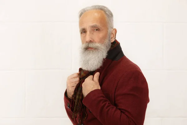 Elegante Hombre Senior Traje Moda Borgoña Posando Aislado Sobre Fondo — Foto de Stock