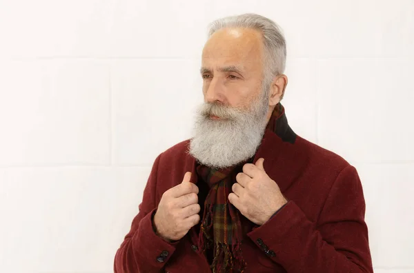 Stylový Senior Muž Burgundské Módní Oblečení Pózovat Izolované Bílém Pozadí — Stock fotografie