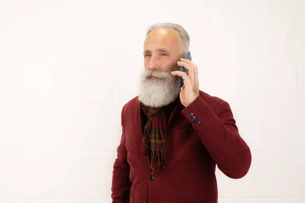 Homem Sênior Elegante Roupa Borgonha Falando Smartphone Posando Isolado Fundo — Fotografia de Stock