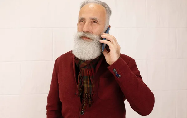 Snygg Senior Man Vinrött Outfit Talar Smartphone Poserar Isolerad Vit — Stockfoto