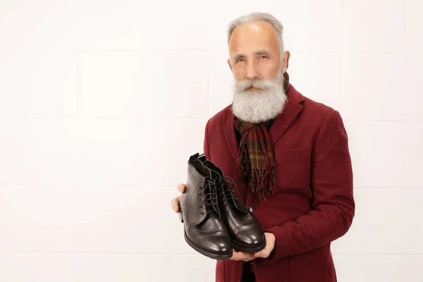 Homem Sênior Barbudo Elegante Mostrando Sapatos — Fotografia de Stock